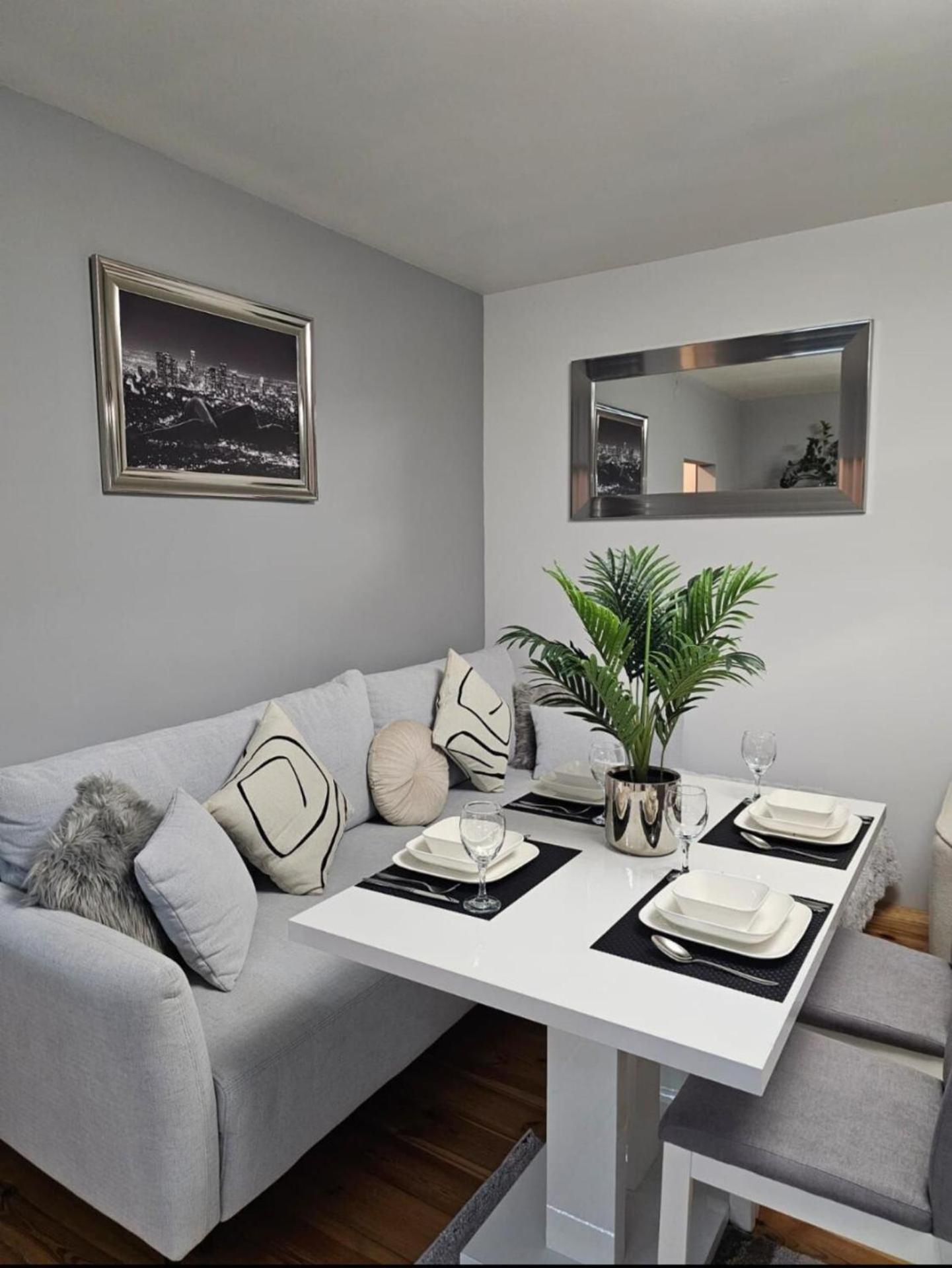 Apartment In Zyrardow 10Min To Suntago Exterior foto